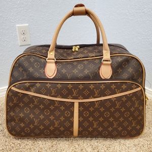 Travel duffle bag with roller option